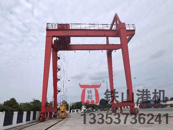 湖北唐山軌道式集裝箱龍門吊廠家軌道式集裝箱門式起重機(jī)穩(wěn)定性強